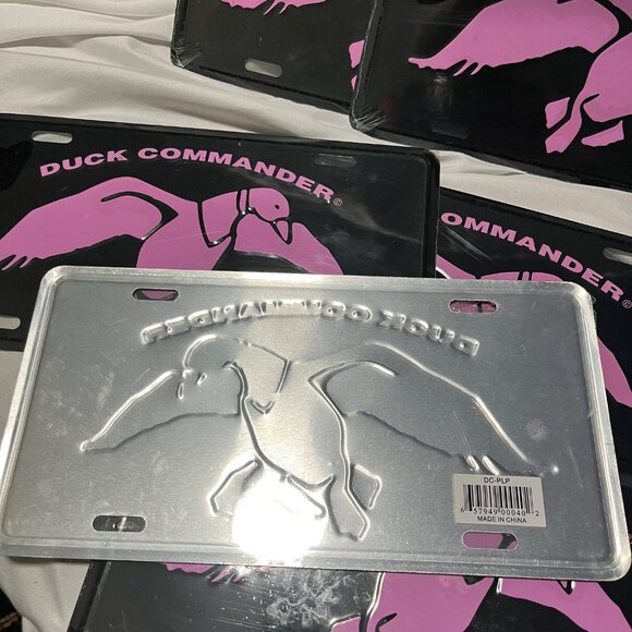 Duck Commander (Duck Dynasty) License Plate Metal pink/black-New - Picture 3 of 5
